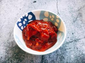 秘制番茄酱汁。 锅温热后放入适量的黄油，然后放入洋葱末和蒜末煸炒出香味，再放入番茄沙司炒制出香味，撒入少许的罗勒叶即可。