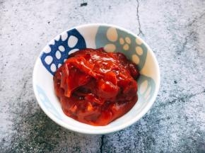 秘制番茄酱汁。 锅温热后放入适量的黄油，然后放入洋葱末和蒜末煸炒出香味，再放入番茄沙司炒制出香味，撒入少许的罗勒叶即可。