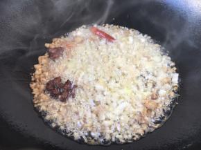 放入葱姜蒜、干辣椒爆香。