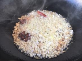 放入葱姜蒜、干辣椒爆香。