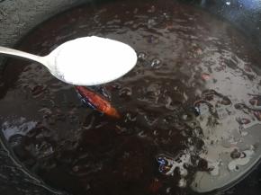 放入1勺的白糖，综合一下酱料的味道。