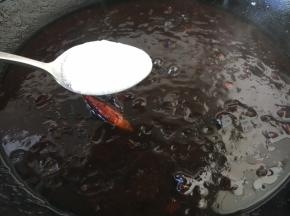 放入1勺的白糖，综合一下酱料的味道。