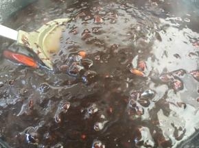 放入白糖后改大火收汁，因为加了白糖很容易糊化，所以一定要用铲子不停的翻炒，翻炒约1分钟左右即可关火。
