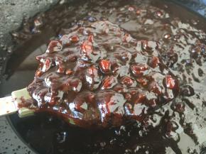 颜色酱红透亮的炸酱做好了。 炸酱放在洁净的罐头瓶子里可保存半个月。 我们在煮好的面条里放入2勺炸好的炸酱，放上些白菜丝、黄瓜丝等蔬菜，拌着吃可香了，你们看吃炸酱面是不是很方便啊！