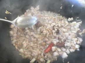 淋入锅沿料酒1勺。