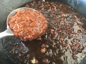 放入200g的黄豆酱。