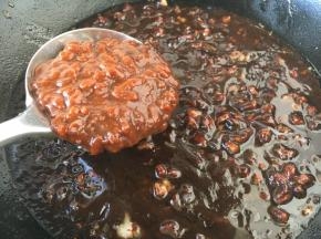 放入200g的黄豆酱。