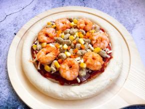 撒入玉米粒和胡萝卜粒。