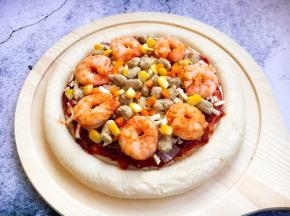 撒入玉米粒和胡萝卜粒。