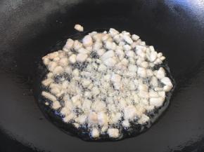 热锅放入约3勺左右的油，放入肥的五花肉，把肥的五花肉煸炒出油来。