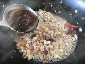 放入500g的甜面酱。