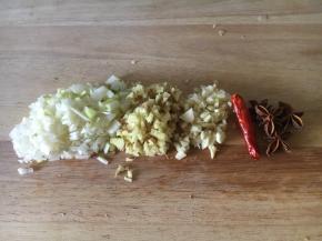 葱切成葱花，姜切成姜末，蒜切成蒜末。干辣椒和八角洗干净。