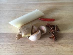 辅助食材：葱姜蒜、八角、干辣椒，