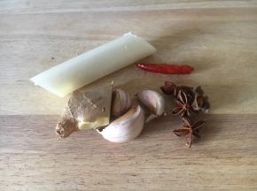 辅助食材：葱姜蒜、八角、干辣椒，