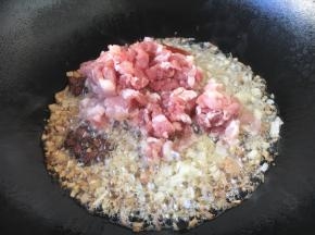 放入肉粒。