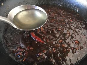 放入50g的料酒。 也可以用水代替