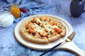 在烤好的披萨饼上可随个人口味撒些芝士粉、研磨的黑胡椒碎等小料。