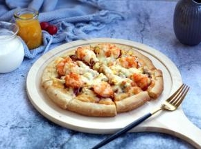 在烤好的披萨饼上可随个人口味撒些芝士粉、研磨的黑胡椒碎等小料。