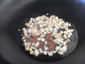 放入八角煸炒出香味。