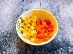 玉米粒和胡萝卜粒提前煮熟，挤干水分。