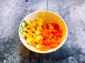 玉米粒和胡萝卜粒提前煮熟，挤干水分。