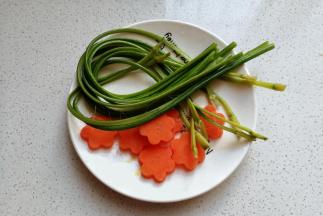 然后捞起，把蒜苔从中间一分为二撕开备用