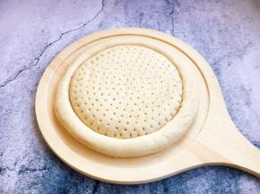 将放在冰箱里冷冻的8寸披萨饼坯子提前解冻好。