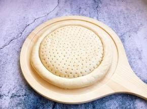 将放在冰箱里冷冻的8寸披萨饼坯子提前解冻好。