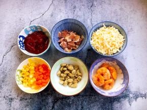 准备好馅料。 馅料要提前脱水，避免烤的时候出水，披萨饼软塌。