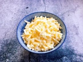 准备好马苏里拉芝士90g左右。