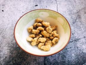 黑胡椒牛肉粒提前解冻备用。