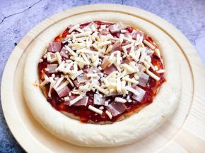 撒上薄薄的一层马苏里拉芝士。