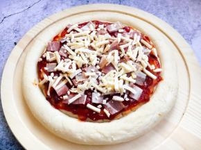 撒上薄薄的一层马苏里拉芝士。