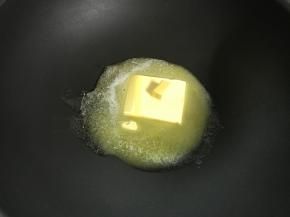 黄油放不粘锅中小火融化。