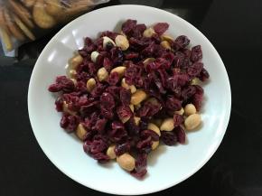 先把花生和蔓越莓混匀。