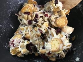 用勺子快速地将它们和融化的棉花糖拌匀。