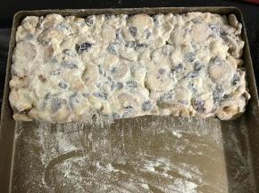 在两面和四周撒上奶粉。