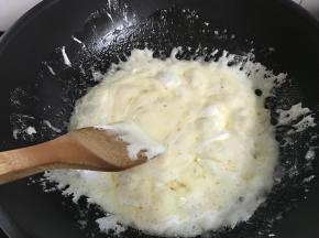 开小火，用勺子不断搅拌让棉花糖充分融化。
