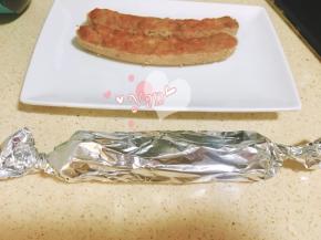 没有模具的准备几张长条的锡纸，两头留点空白，将肉馅挤入锡纸上。肉馅比较软，卷的时候要轻一点，尽量卷圆。卷起来后，两头跟拧糖一样拧起来。