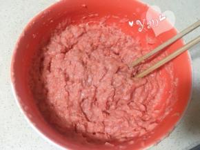 顺时针搅拌均匀，加了蛋清的肉肠，更加细腻嫩滑。搅拌成图中的稀稠度即可。