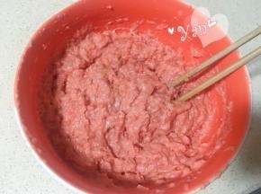 顺时针搅拌均匀，加了蛋清的肉肠，更加细腻嫩滑。搅拌成图中的稀稠度即可。