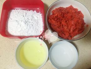 搅好的肉馅取出放大碗里，准备好蛋清、玉米淀粉。