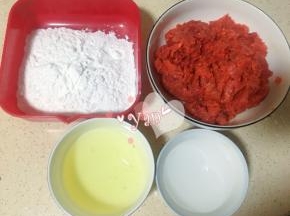 搅好的肉馅取出放大碗里，准备好蛋清、玉米淀粉。