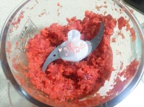 放入绞肉机里搅碎。