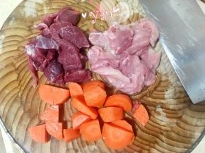 猪肉、牛肉和胡萝卜切块。