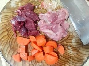 猪肉、牛肉和胡萝卜切块。