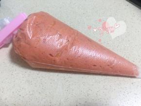 将搅拌好的肉馅装入裱花袋里。如果没有裱花袋，直接用勺子将肉馅舀到锡纸上，尽量抹均匀。