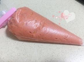 将搅拌好的肉馅装入裱花袋里。如果没有裱花袋，直接用勺子将肉馅舀到锡纸上，尽量抹均匀。