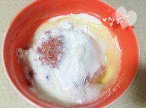 蛋清、清水和玉米淀粉、盐和酱油倒入肉馅里。