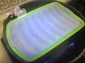 放入锅里大火转中火蒸20分钟，如果没熟的话，就再蒸一会。